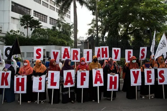 Sejumlah perempuan anggota HTI berdemo di Bundaran HI