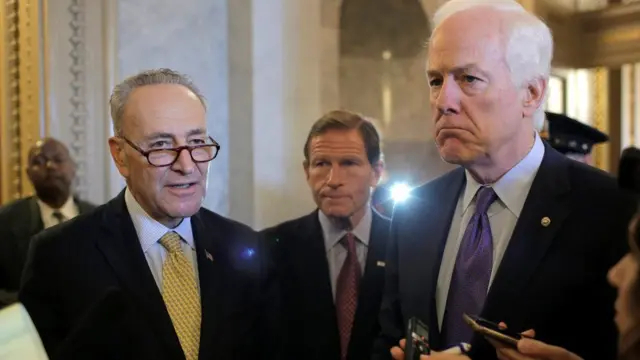 Los senadores Chuck Schumer (izquierda), Richard Blumenthal (centro) y John Cornyn (derecha).
