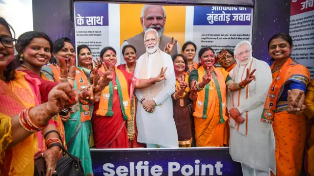 महिला आरक्षण विधेयक के पेश होने पर जश्न मनाती बीजेपी महिला मोर्चा की कार्यकर्ता