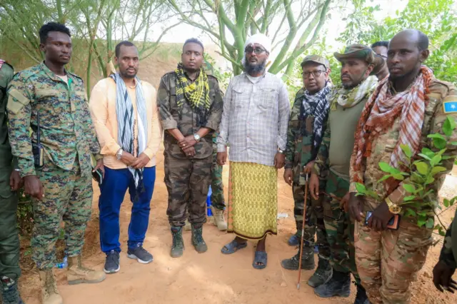 Nuur-deeq Cabdulaahi Maalinguur oo muddo dheer ka tirsan ururka Al-shabaab ayaa shalay isu soo dhiibay ciidamada dowladda iyo kuwa Galmudug