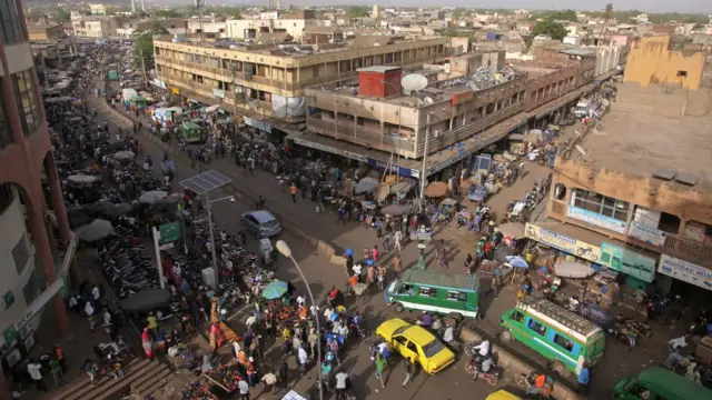 Un incendie a ravagé dans la nuit du lundi au mardi le marché de Médine communément appelé (sougouni kura) en Commune II du district de Bamako.