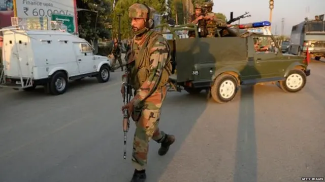 భారత పాలనలో ఉన్న కశ్మీర్‌లో సైనికులు