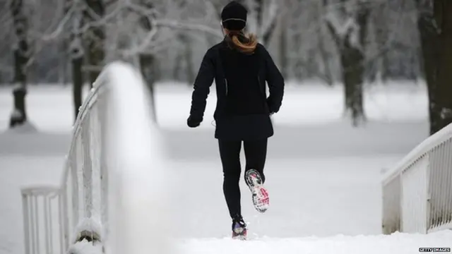 Mulher corre na neve