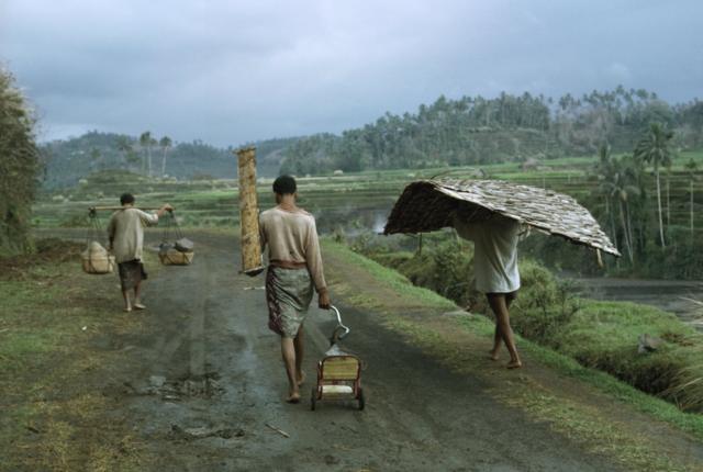 Men carry remnants of a destroyed home after a volcanic eruption, Selat, Bali, Lesser Sunda Islands, Indonesia (Photo by Robert F. Sisson/National Geographic/Getty Images