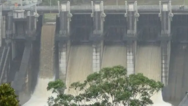 அணையில் வெள்ளப்பெருக்கு