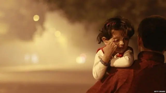 પ્રદૂષણમાં પિતા પૂત્રની તસવીર