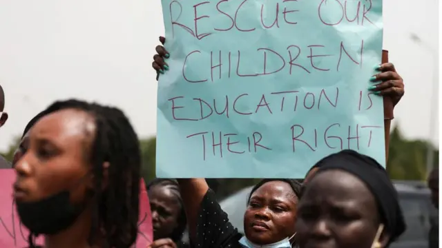 কাদুনা এলাকায় অপহরণের শিকার শিক্ষার্থীদের মুক্তির দাবিতে বিক্ষোভ করছেন স্বজনরা।