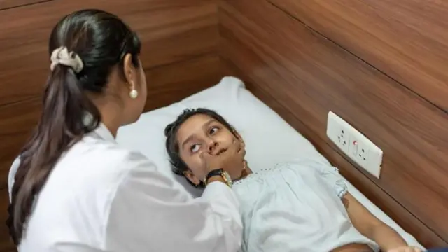 अहमदाबादच्या सिव्हिल हॉस्पिटलमधील नेत्र विभागातील डॉ. विल्हेलेमिना असारी अवघड उपचार करताना