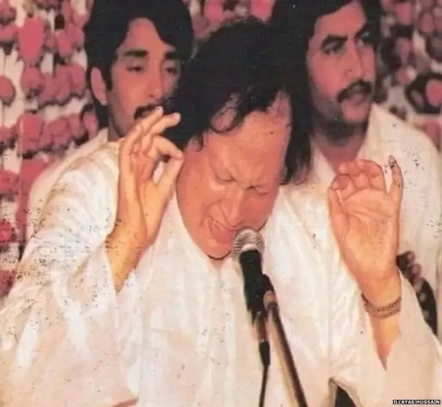 ਸਫ਼ਰ ਦੌਰਾਨ ਜਦੋਂ ਜਹਾਜ਼ ਵਿੱਚ ਹਰਮੋਨੀਅਮ ਨਹੀਂ ਸੀ ਹੁੰਦਾ ਤਾਂ ਉਸਤਾਦ ਨੁਸਰਤ ਸੀਨੇ ਜਾਂ ਪੇਟ 'ਤੇ ਹੀ ਉਂਗਲੀਆਂ ਰੱਖ ਕੇ ਸੁਰਾਂ ਦਾ ਰਿਆਜ਼ ਕਰਿਆ ਕਰਦੇ ਸਨ
