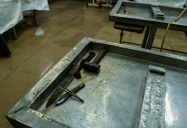 ਪੋਸਟ ਮਾਰਟਮ ਵਾਲੇ ਕਮਰੇ ਵਿੱਚ ਟੇਬਸ ਅਤੇ ਔਜ਼ਾਰ