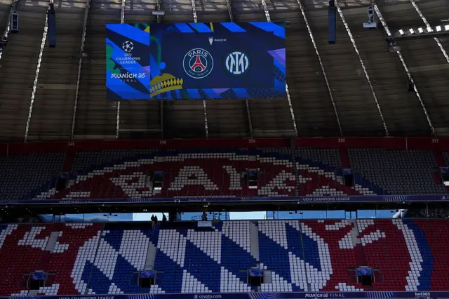 نمای داخل ورزشگاه در جریان گرم‌کردن بازیکنان پیش از فینال لیگ قهرمانان اروپا ۲۰۲۵ بین تیم‌های پاری سن‌ژرمن و اینتر میلان در ورزشگاه آلیانس آرنا - ۳۰ مه ۲۰۲۵ در مونیخ، آلمان.