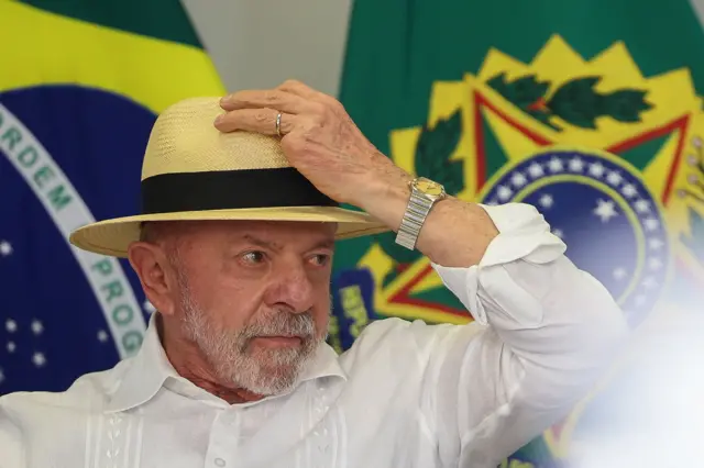 Lula veste chapéu