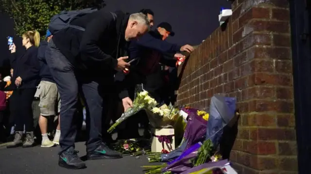 در محل حادثه و اطراف آن گل گذاشتند و برخی شمع روشن کردند