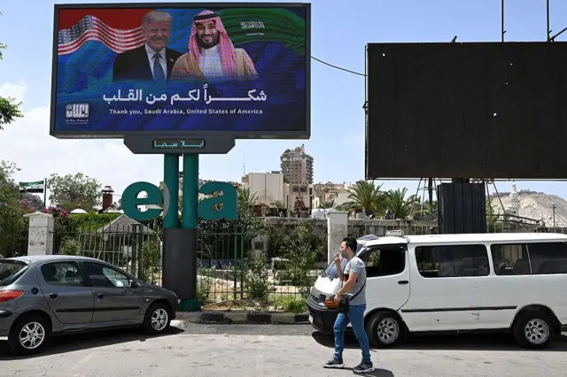 Một tấm biển ở Damascus (Syria) nói cảm ơn Mỹ và Ả Rập Xê Út sau khi lệnh trừng phạt được dỡ bỏ