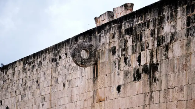 Каменное кольцо, встроенное в каменную стену