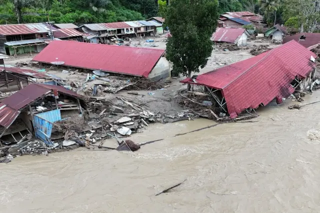 Foto udara Bangunan sekolah Dasar Negeri 3 Tripe Jaya yang tertimbun material lumpur dan pasir pasca bencana di Desa Uye Beriring, Kecamatan Tripe Jaya, Gayo Lues, Aceh, Sabtu (20/12/2025).