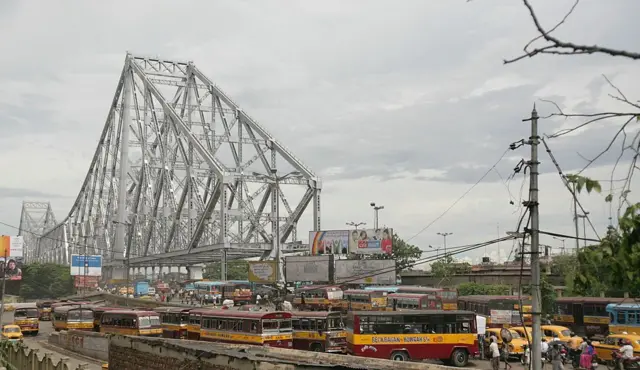 যে নারীকে বাংলাদেশি তকমা দেওয়া হয়েছে, তিনি হাওড়া থেকে কলকাতায় আসছিলেন। হাওড়া ব্রিজের প্রতীকী ছবি