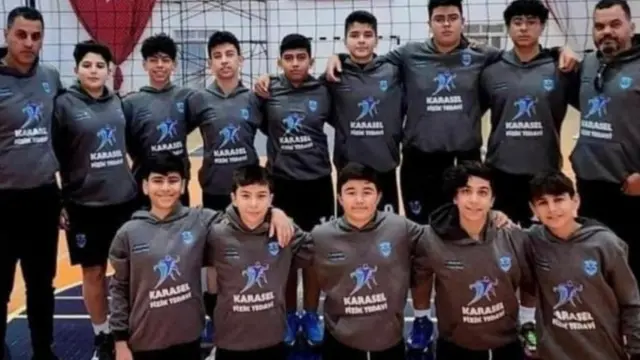 Tim olahraga pria dari Famagusta Turkish Maarif College berpose untuk difoto