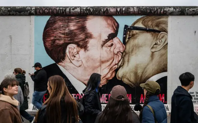 Lukisan yang menampilkan Pemimpin Jerman Timur Erich Honecker (kanan) dan Pemimpin Soviet Leonid Brezhnev (kiri) terpampang pada Tembok Berlin di Jerman.