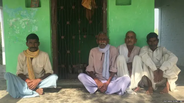 મંદિરમાં બેઠેલા ગ્રામજનો