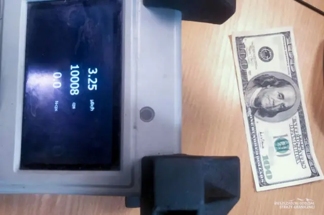 долари під час перевірки