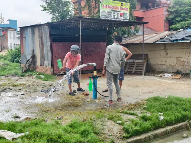 मधेशमा बोरिङबाट पानी निकालिँदै