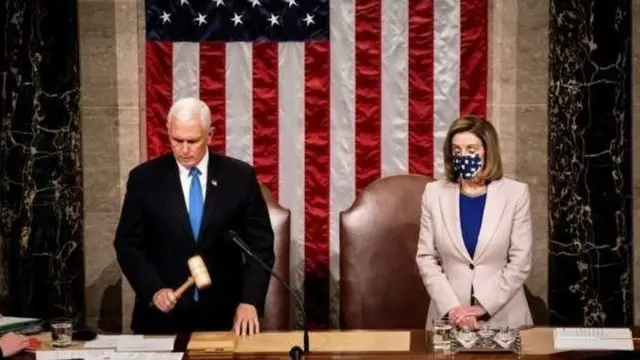 උපජනාධිපති මයික් පෙන්ස් ජෝ බයිඩන්ගේ ජයග්රහණය ප්රකාශයට පත්කළ අවස්ථාව; පසෙකින් නැන්සි පෙලෝසි