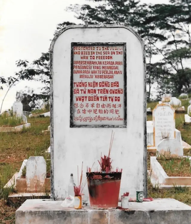 Bia tưởng niệm người vượt biển tại nghĩa trang Galang năm 1986