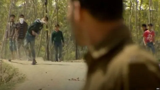 पथराव करते युवक