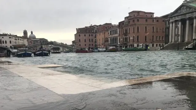 Air Grand Canal sekarang setinggi trotoar.