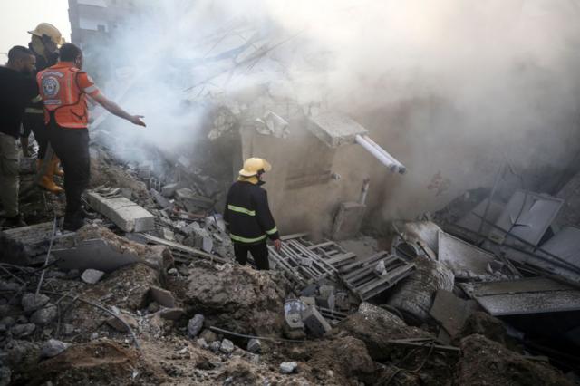 أنقاض مدرسة تابعة للأونروا في مدينة غزة، دمرت خلال الليل في غارة جوية إسرائيلية في 8 أكتوبر 2023