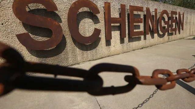 Wall wey dem write Schenghen ontop