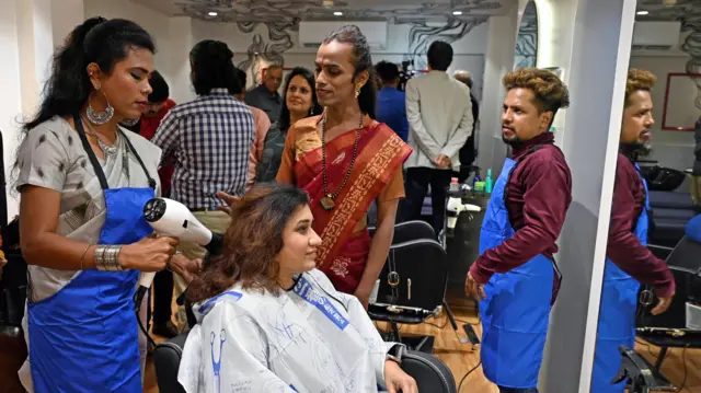 ટ્રાન્સજેન્ડર સલૂન