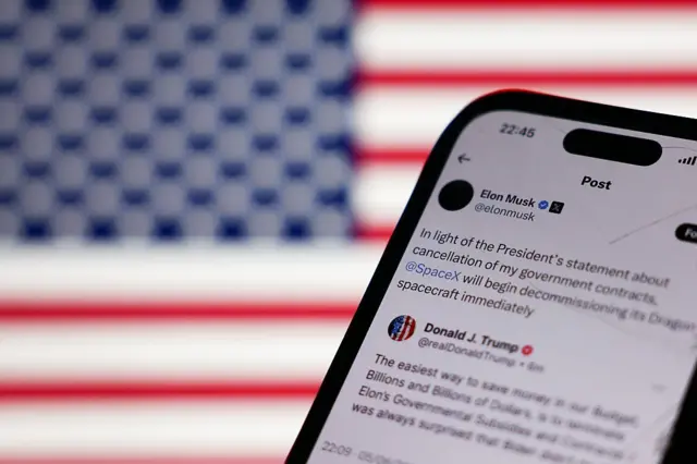 ထရမ့်နဲ့ မတ်စ် တို့ ဆိုရှယ်မီဒီယာပေါ် အပြန်အလှန်ရေးတဲ့စာ 