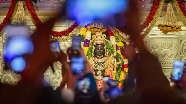 রামলালা বিগ্রহের ছবি তুলতে ব্যস্ত ভক্তরা - ফাইল ছবি