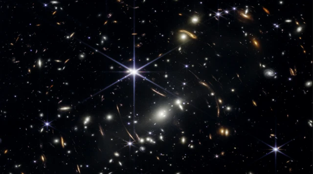 กาแล็กซีโบราณจำนวนมหาศาลในห้วงอวกาศลึก เป็นหนึ่งในภาพแรก ๆ ที่กล้อง JWST บันทึกได้