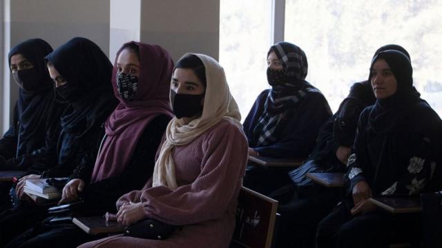 Des étudiants assistent à un cours à l'Université Badakshan