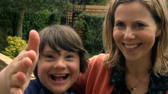 La actriz y guionista británica Sally Phillips junto a su hijo Olly.