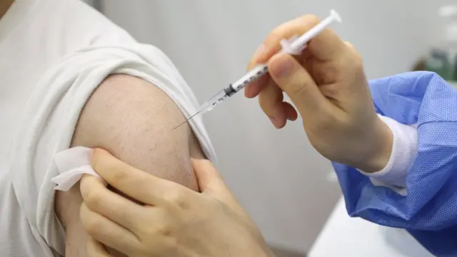 코로나19 신규 확진자가 1842명으로 역대 최다를 기록한 22일 서울 중구 예방접종센터에서 시민들이 백신 접종을 하고 있다