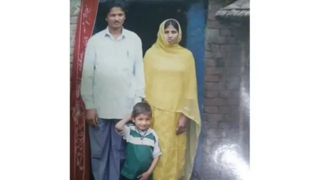 కుటుంబంతో ఖుర్షీద్