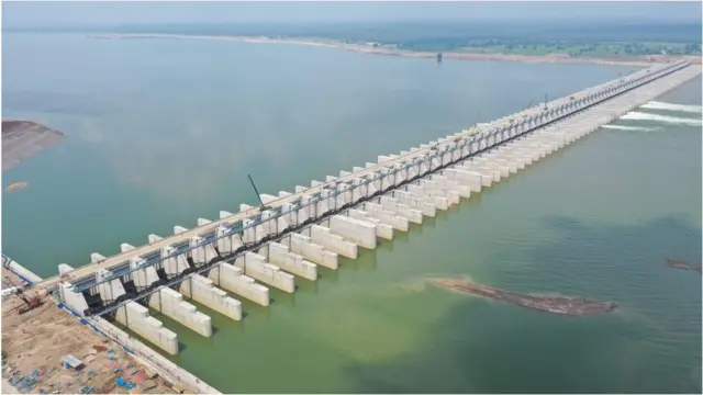 मेडीगड्डा इथलं धरण