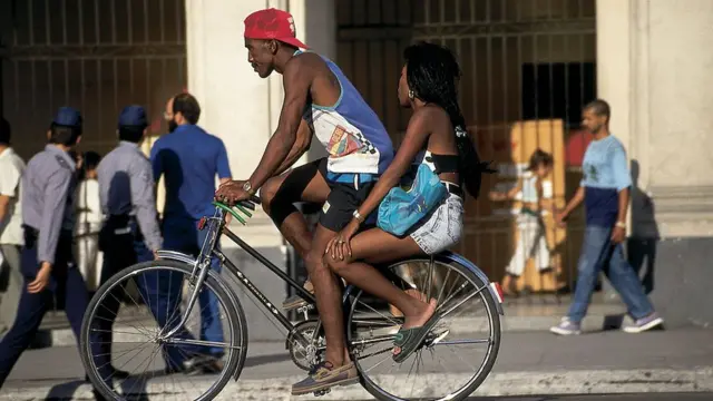 Pareja en bicicleta en La Habana.