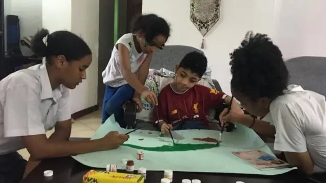 Ali akiwa akiwa na binamu zake waliomtembelea