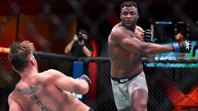 Dan kasar Kamaru Francis Ngannou ya doke Stipe Miocic dan kasar Amurka ranar Asabar inda ya zama sabon zakaran dambe ajin masu naiyu lokacin gasar damben UFC 260 a Las Vegas.