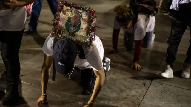 Hombre arrodillado