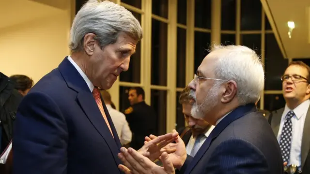 존 케리 당시 미 국무장관과 모하마드 자리프 이란 외무장관이 2016년 오스트리아 비엔나에서 열린 회담에서 대화하는 모습