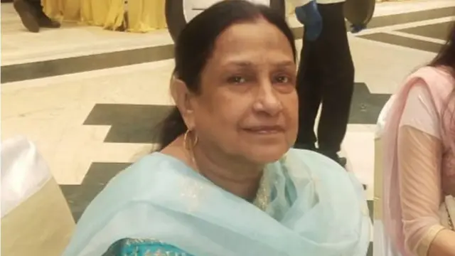 બીબીસી ગુજરાતી સાથે વાત કરતા પરવેઝ કુરેશીએ કહ્યું કે, "મારી મમ્મીની તબિયત દર કલાકે ખરાબ થઈ રહી હતી, તેમને શ્વાસ લેવામાં તકલીફ વધતી જ જતી હતી પણ અમને કોઈ પણ હૉસ્પિટલમાં કે પ્રાઇવેટ જગ્યાએ પણ ઓક્સિજન ન મળ્યો. તસવીરમાં મૃતક બદરુનિસા કુરેશી."