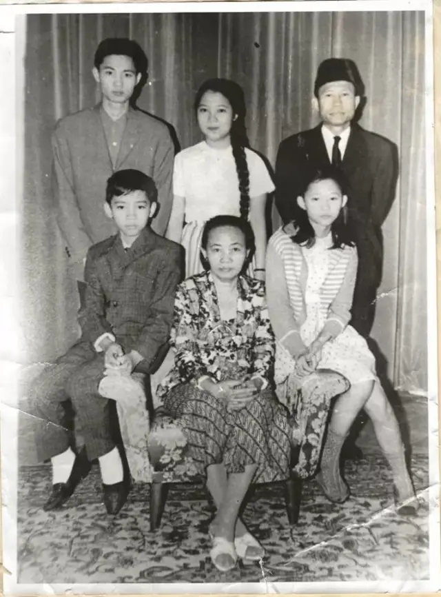 Wati (berambut kepang) bersama ayah, ibu, abang dan adik-adiknya di Rumania