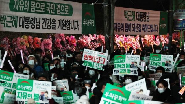 31일 서울 강남구 삼성서울병원 앞에서 우리공화당 당원들과 박 전 대통령 지지자들이 석방을 축하하는 집회를 하고 있다