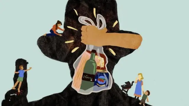 একজন মাফিয়া সদস্য বিনামূল্যে খাবার ভর্তি ব্যাগ তুলে দিচ্ছে সাহায্যপ্রার্থী পরিবারের হাতে।